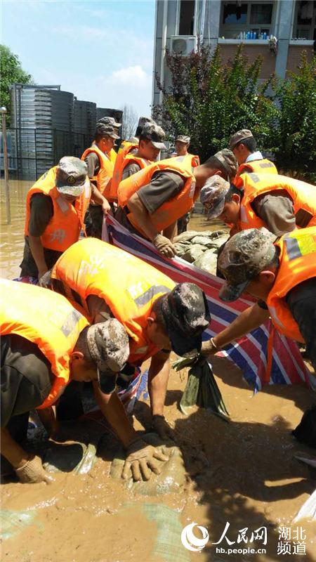 黄冈师院被淹 中部战区陆军某舟桥旅紧急驰援
