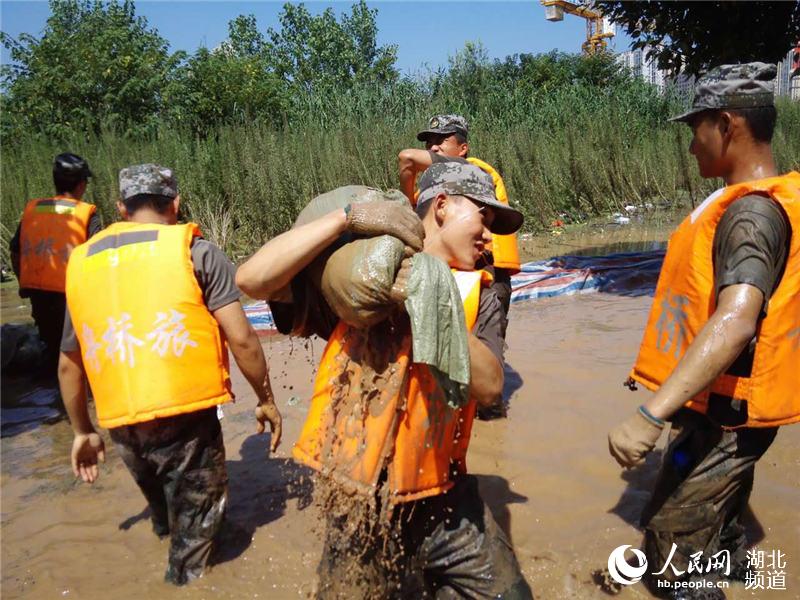 黄冈师院被淹 中部战区陆军某舟桥旅紧急驰援