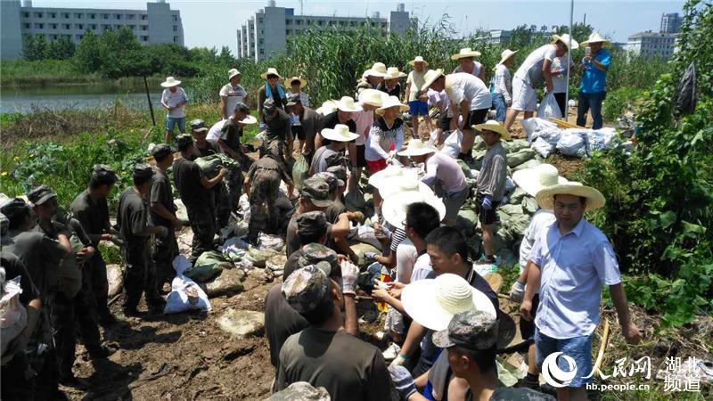 黄冈师院被淹 中部战区陆军某舟桥旅紧急驰援