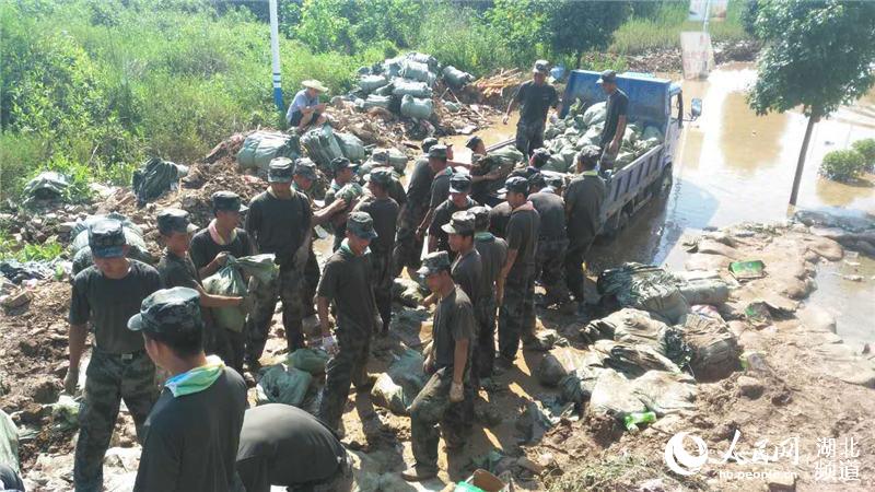 黄冈师院被淹 中部战区陆军某舟桥旅紧急驰援