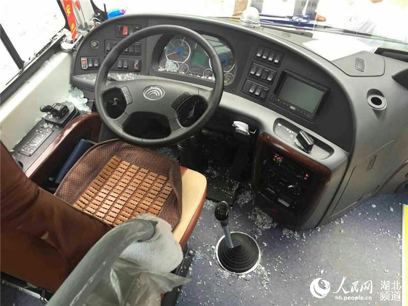 大罐车,大客车司机互殴一人门牙被打掉(图)