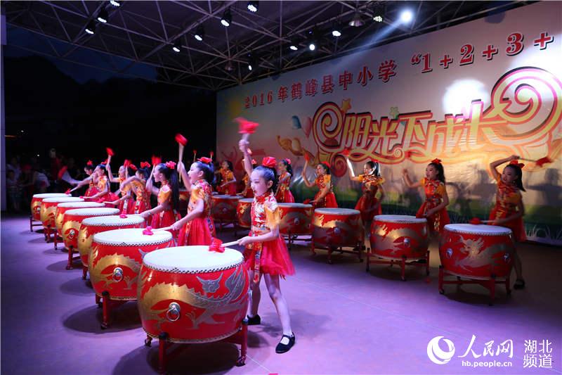 湖北鹤峰:300名学子秀才艺展示特色校园文化