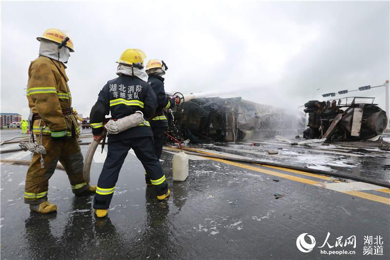 载30吨甲醇槽罐车与工程车相撞起火 1人死亡