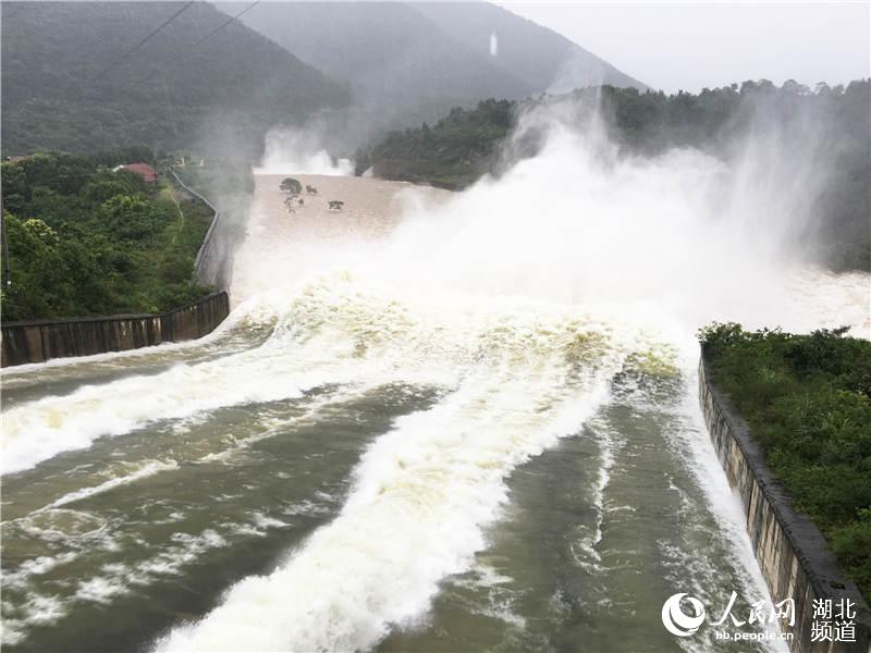 钟祥柴湖人口_图为工程人员对柴湖镇马南村受损的排水沟渠进行清淤和修复