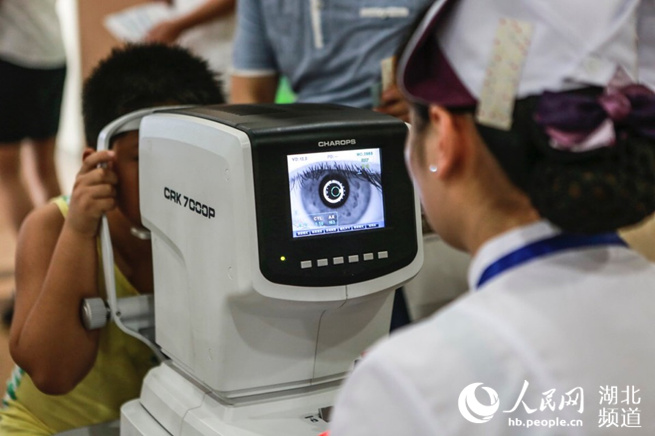 小学生视力状况堪忧 专家:科学综合防治近视刻