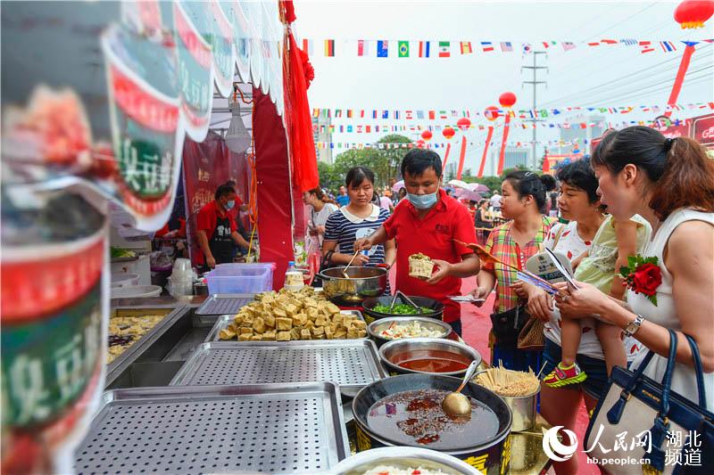 武汉国际美食节开幕 近百种美食齐亮相(组图)