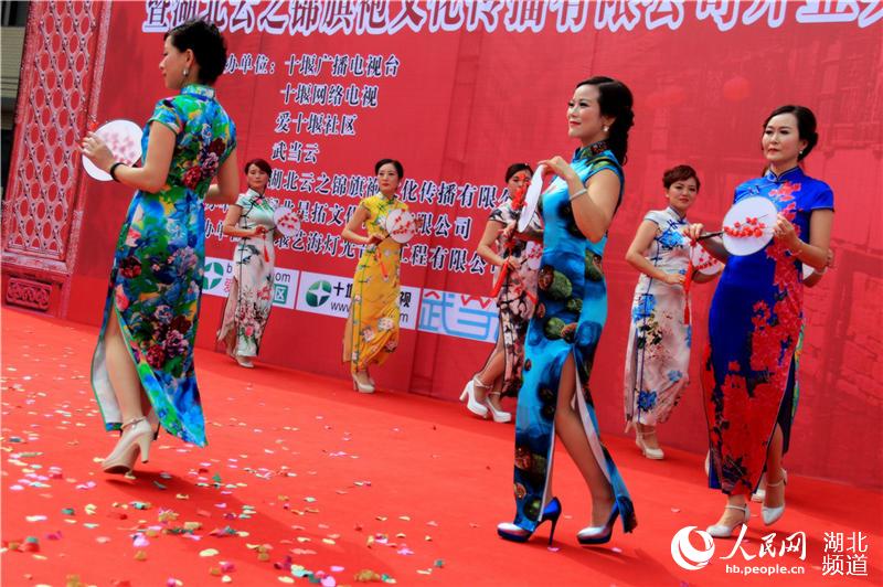 湖北十堰:社区旗袍秀 让传统文化源远流长