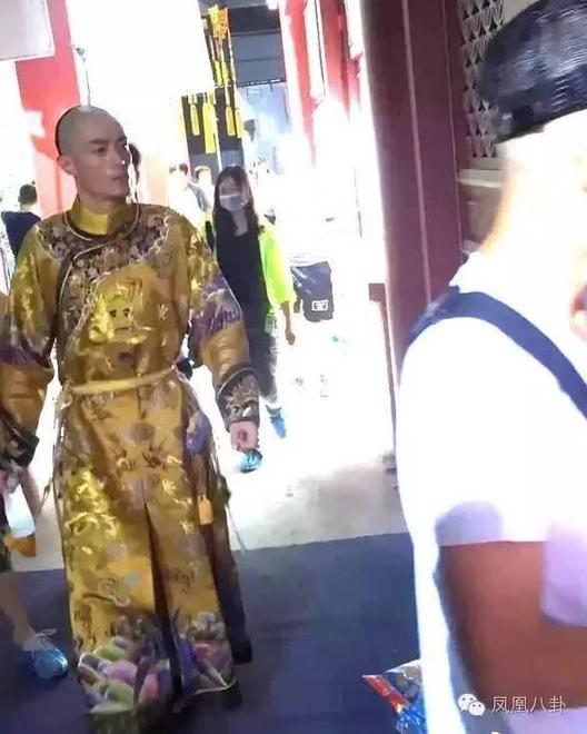 如懿传》拍摄现场全曝光 霍建华搂美女摸手又