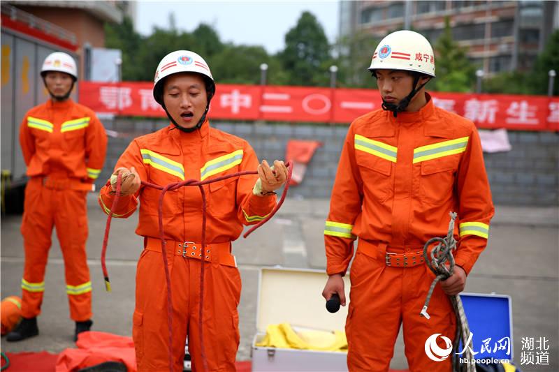 咸宁市鄂南高级中学1200余名军训新生学消防