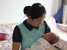 赵慧兰的二胎宝宝刚满月，桥修好了，今后两个孩子上学路更安全了。