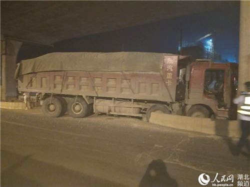 武汉两区城管联合治超一超限车司机情绪失控驾车撞桥墩