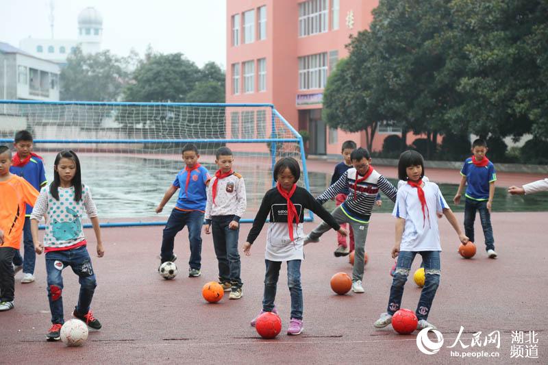 湖北鹤峰:创建特色学校圆山里孩子的足球梦
