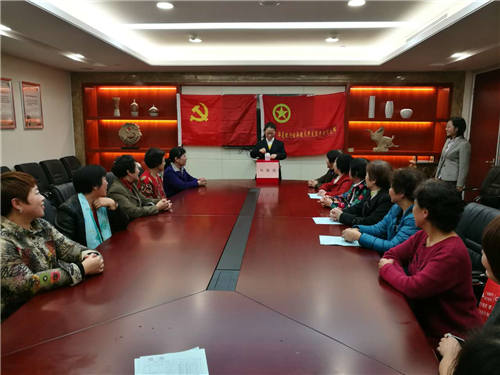 华夏银行践行两学一做 开展学雷锋、献爱心