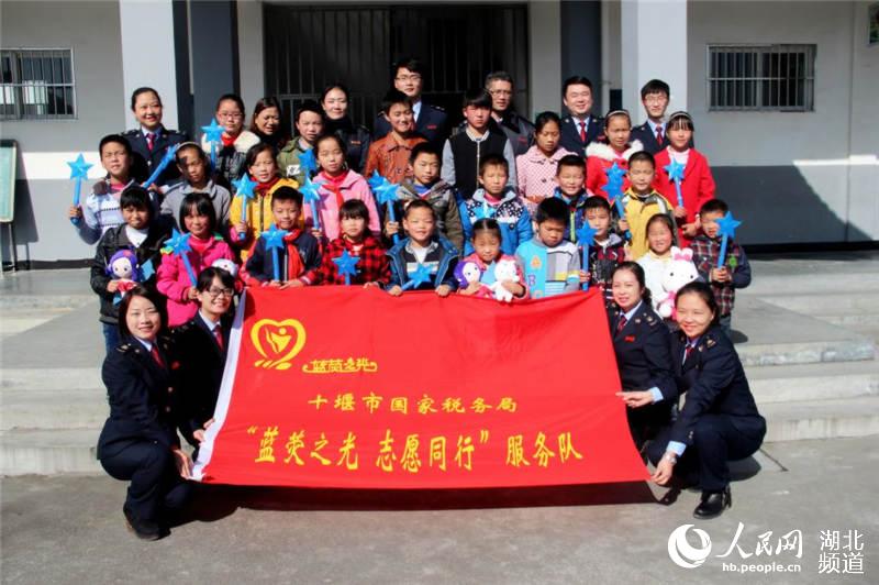 湖北十堰: 志愿者圆梦乡村儿童微心愿