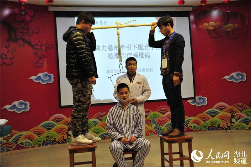 湖北省举办首届中医健康文化节 中医技术比武