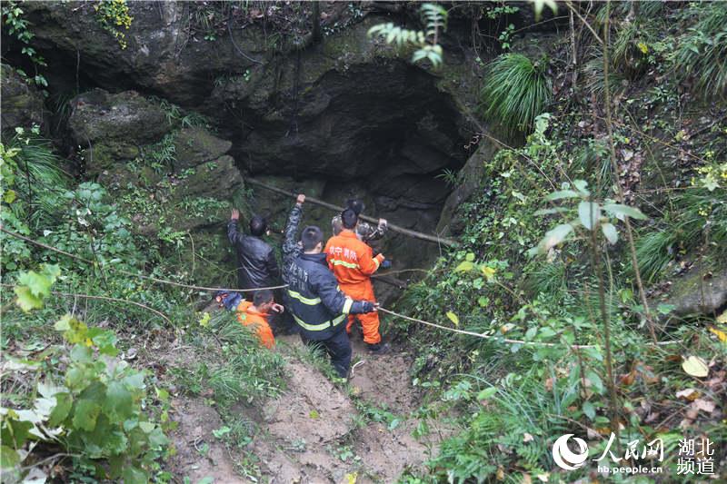 男子游玩不慎跌入山洞被困20小时 消防官兵徒