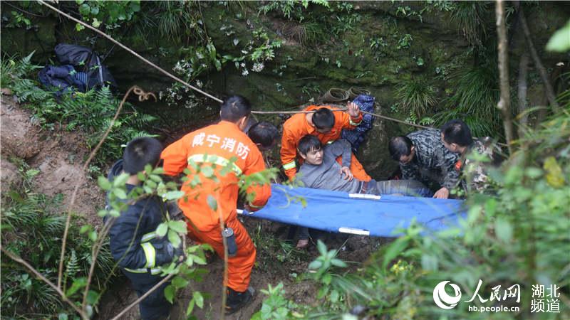 男子游玩不慎跌入山洞被困20小时 消防官兵徒