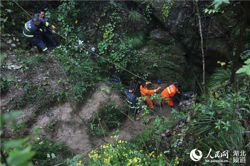 男子游玩不慎跌入山洞被困20小时 消防官兵徒