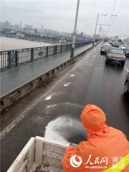 武汉遭遇寒潮多地路面结冰 致市内大面积堵车