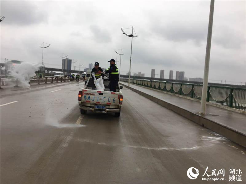 武汉遭遇寒潮多地路面结冰 致市内大面积堵车
