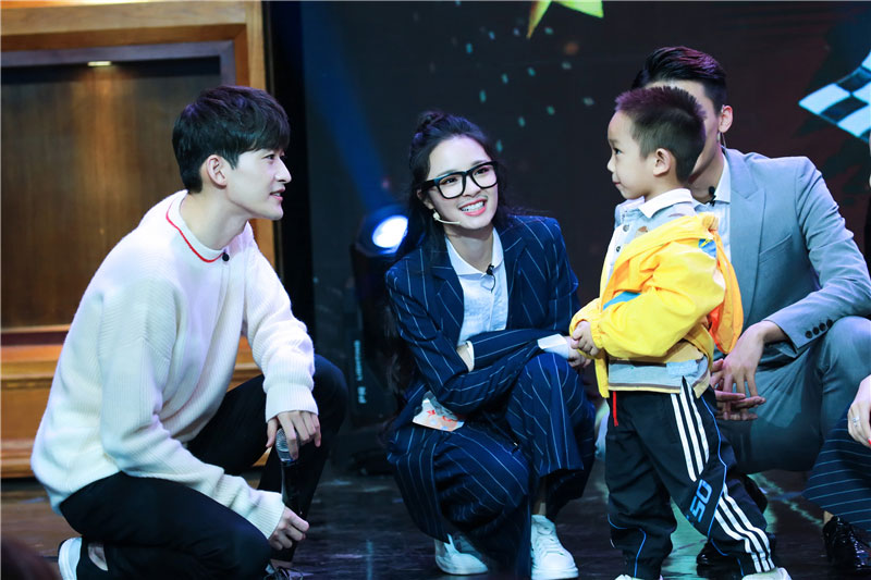 《一年级》直击金鹰节幕后 胡歌赵丽颖传授演