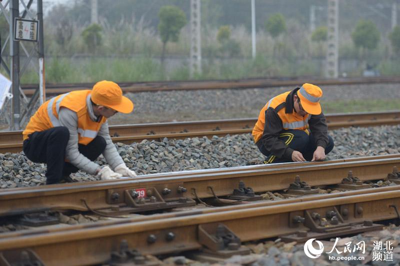 武汉铁路局线路工技能竞赛在荆门桥工段落幕