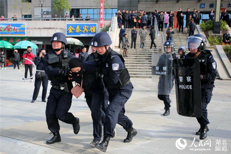 湖北罗田县公安开展秋风行动反恐防暴演练
