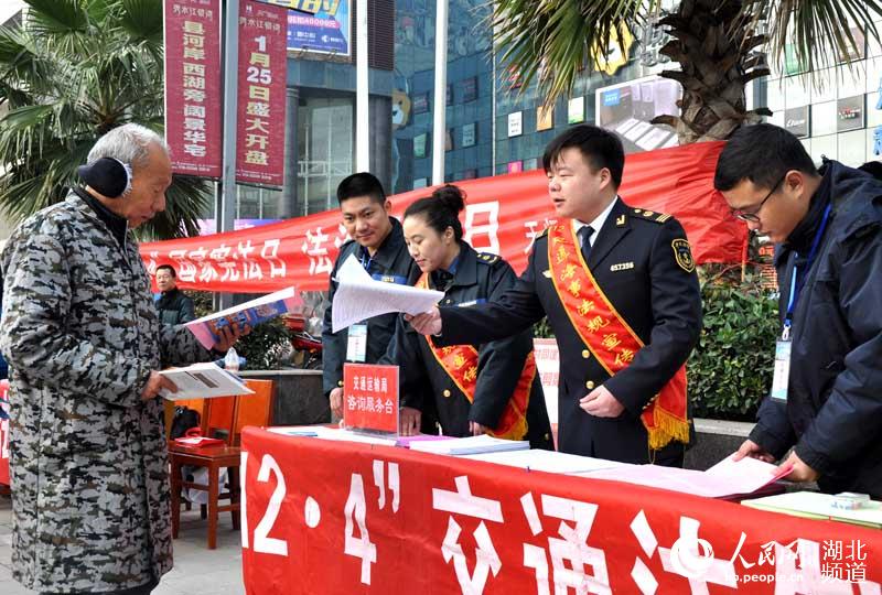 湖北天门:交通法制宣传上街头(高清组图)