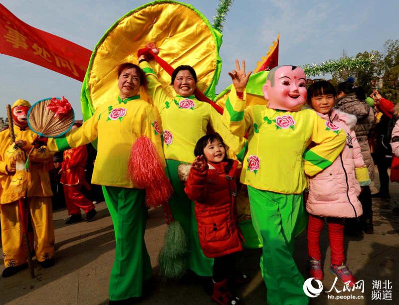 丹江口:市民体验民俗表演 感受传统文化魅力