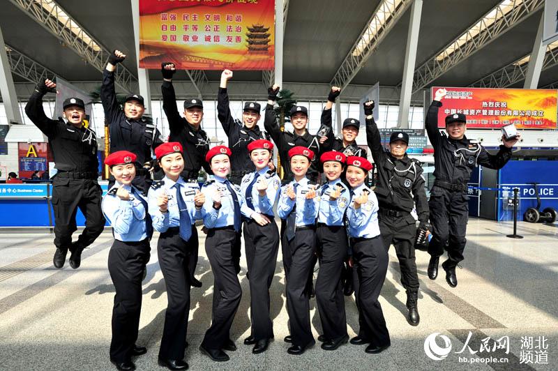 天河机场航站楼:特警用热舞快闪播撒祝福