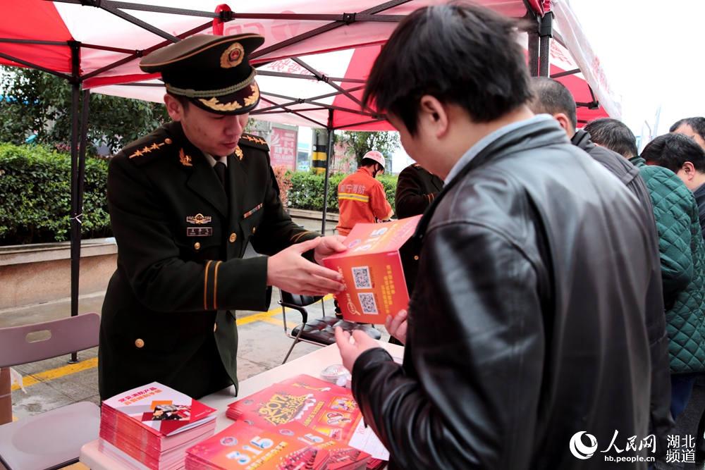 消防产品有假货 消防员现场销毁支招辨真假