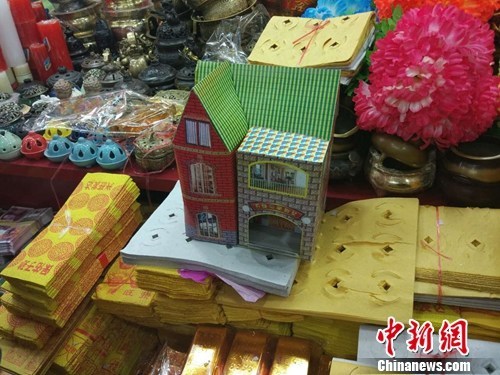 中新网记者发现,在线下市场,传统的纸钱,金元宝等祭品最受欢迎.
