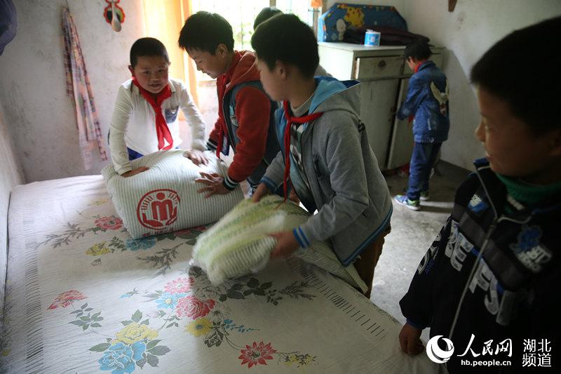 湖北三峡库区秭归小学生走进农村福利院