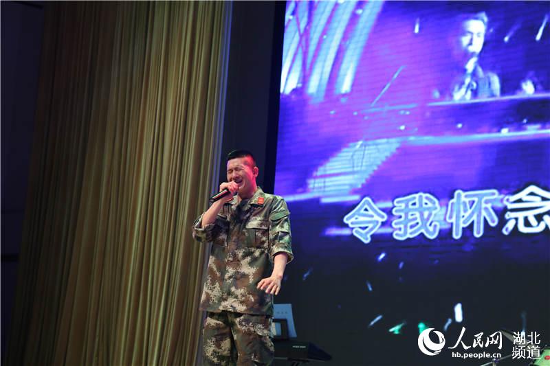 驻鄂武警水电部队举行铁拳好声音歌唱比赛晚
