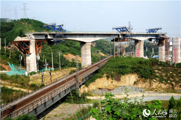 68455t.com:汉十高铁六里坪跨襄渝铁路转体梁完成空中转体成功对接