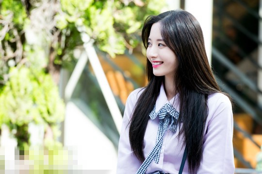 宇宙少女高清写真:程潇长相甜美 苞娜淑女装显
