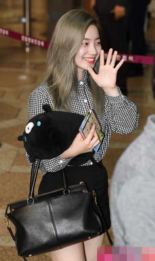 Twice金多贤怀抱黑猪玩偶现身机场 周子瑜穿搭清纯可爱【组图】--湖北频道--人民网