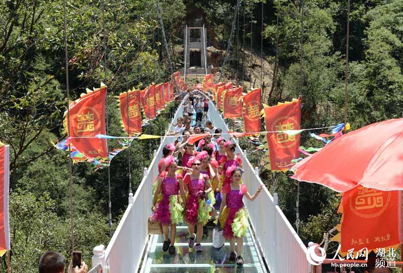 湖北保康:五道峡玻璃桥正式对游客开放