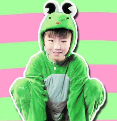 队长王俊凯从小便是乖乖的模样,五官俊俏,眼眸子充满了稚气和宁静.