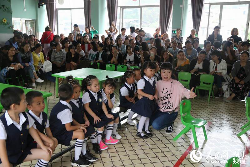 湖北鹤峰:省幼教专家送教下乡 160名幼儿教师