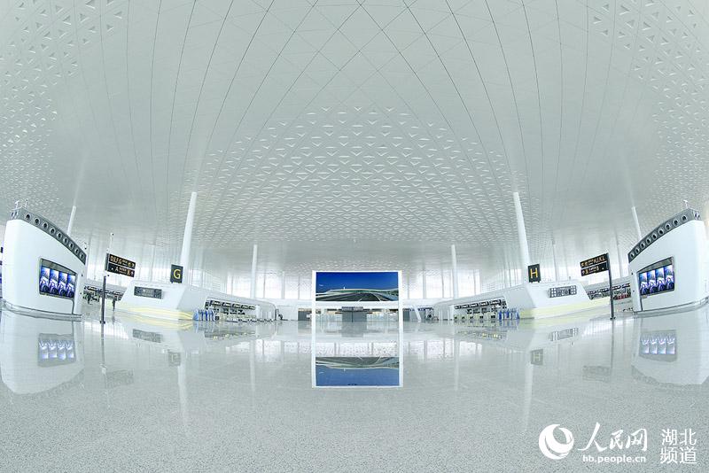 武汉天河机场T3航站楼启用满月 旅客安检等待