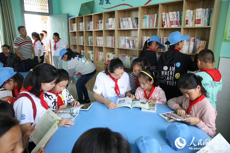 兴业银行武汉分行向留守儿童学校捐建童兴书