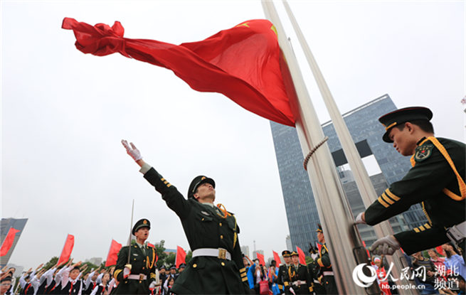 武汉近300名市民参加升旗仪式 庆祝祖国68岁华诞