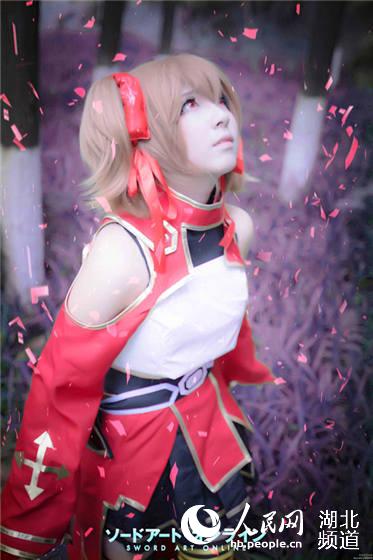 组图:武汉一高校英语角现二次元少女 走红校园