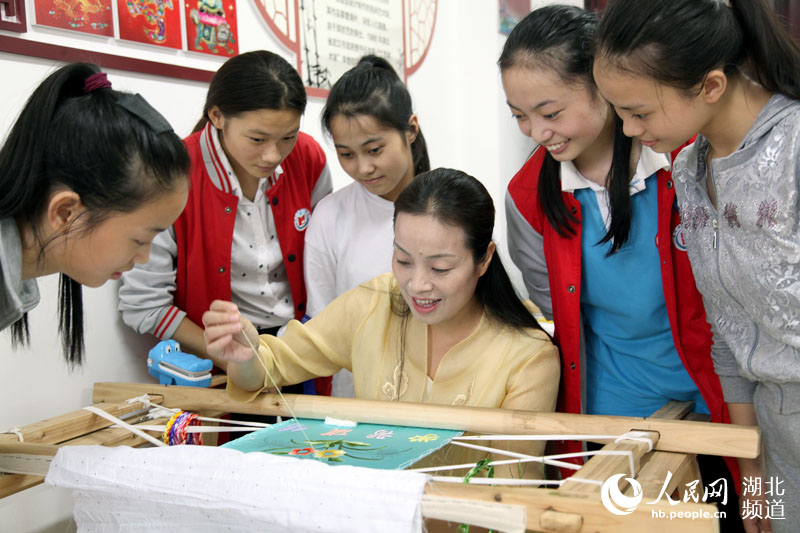 十九大代表风采:特教教师27年坚持帮助聋哑孩