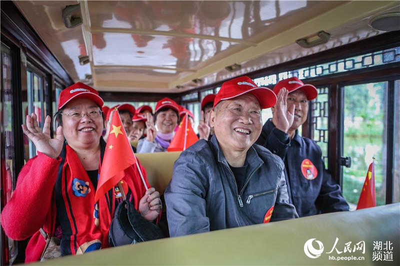 武汉武昌2017红色巴士一日游正式启动