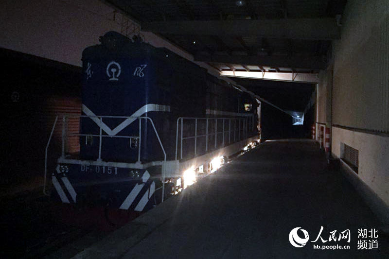 大雪封路 武汉铁路部门开出货运班列为物流企