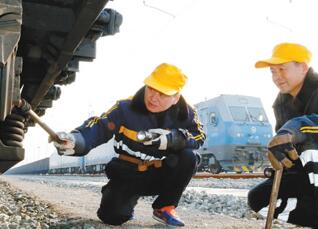 �����˿�ʼ������ú̿�����ͨ�������߸ոտ�ͨ����������г��������深æ������ͼΪ�й���·���Ͼּ��Ź�˾��������������ɽװж��ҵ���쳵Ա���ڶ���������г����м�飬����ϸ�ޱ��ϰ������䰲ȫ����2018����һ�ߣ�