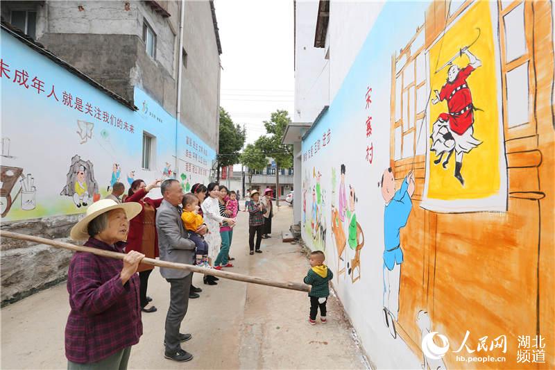 武汉新洲:文明新风进农村 手绘墙画诵党恩