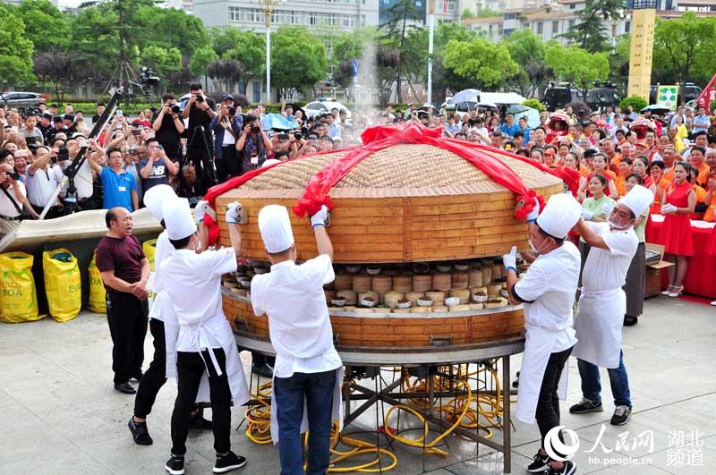 湖北天门：“神州第一笼”开笼 1098道特色蒸菜供万人品尝(图3)